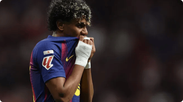 巴萨0-2输球，亚马尔哭了！赛后蹲在地上擦泪，连对手都上前安慰
